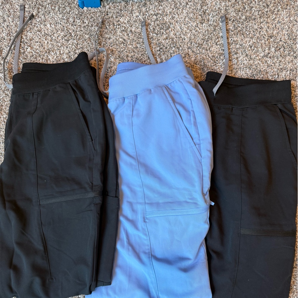 Fabletics jogger scrubs. Black and Blue